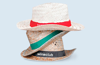 Tre cappelli di paglia con nastri colorati